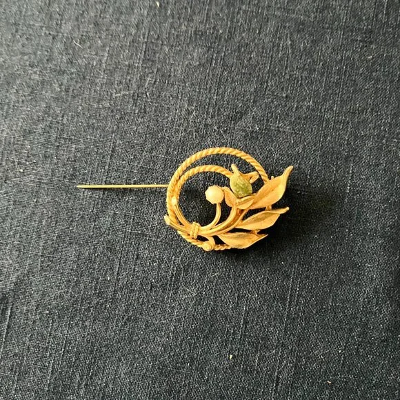 Vintage Circular ‘Floral’ Gold Tone/Faux Pearl/Green Polished ‘Stone’ Pin - Picture 4 of 4